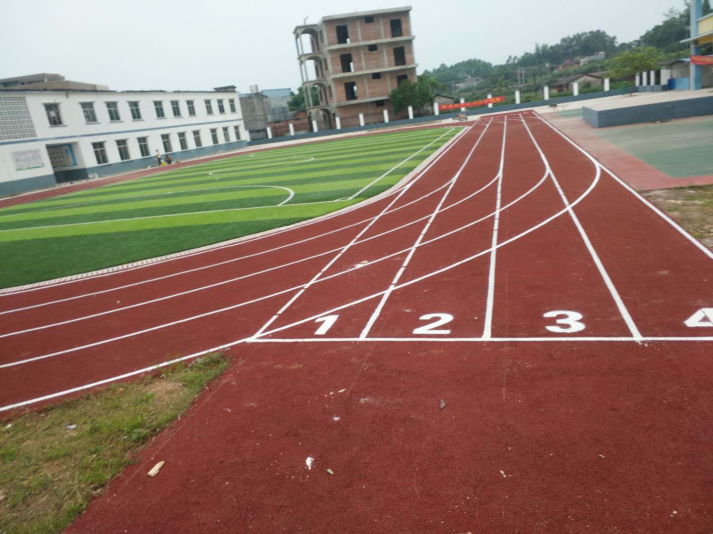 学校透气型塑胶跑道.jpg
