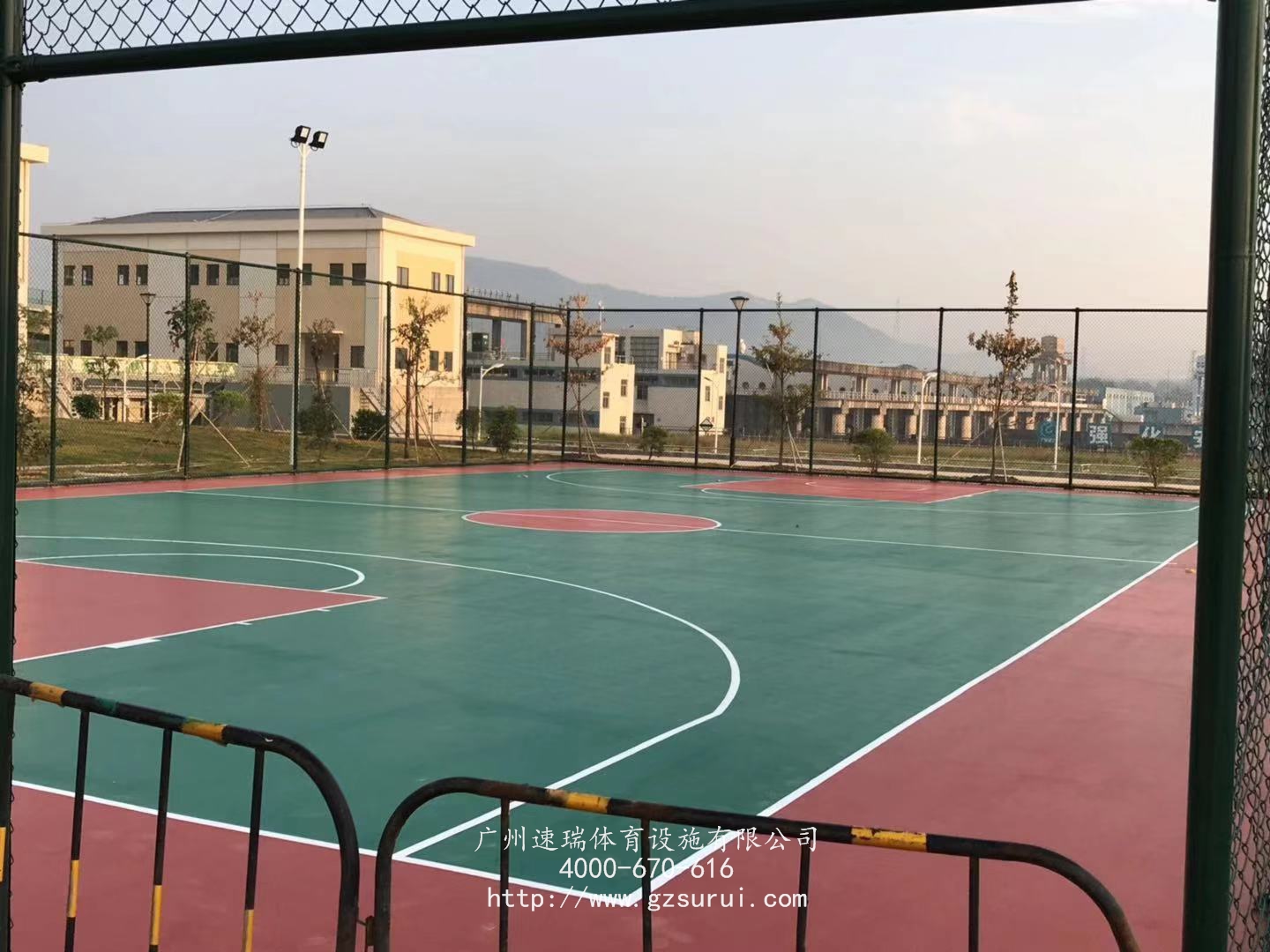 韶关水电站丙烯酸球场加围网
