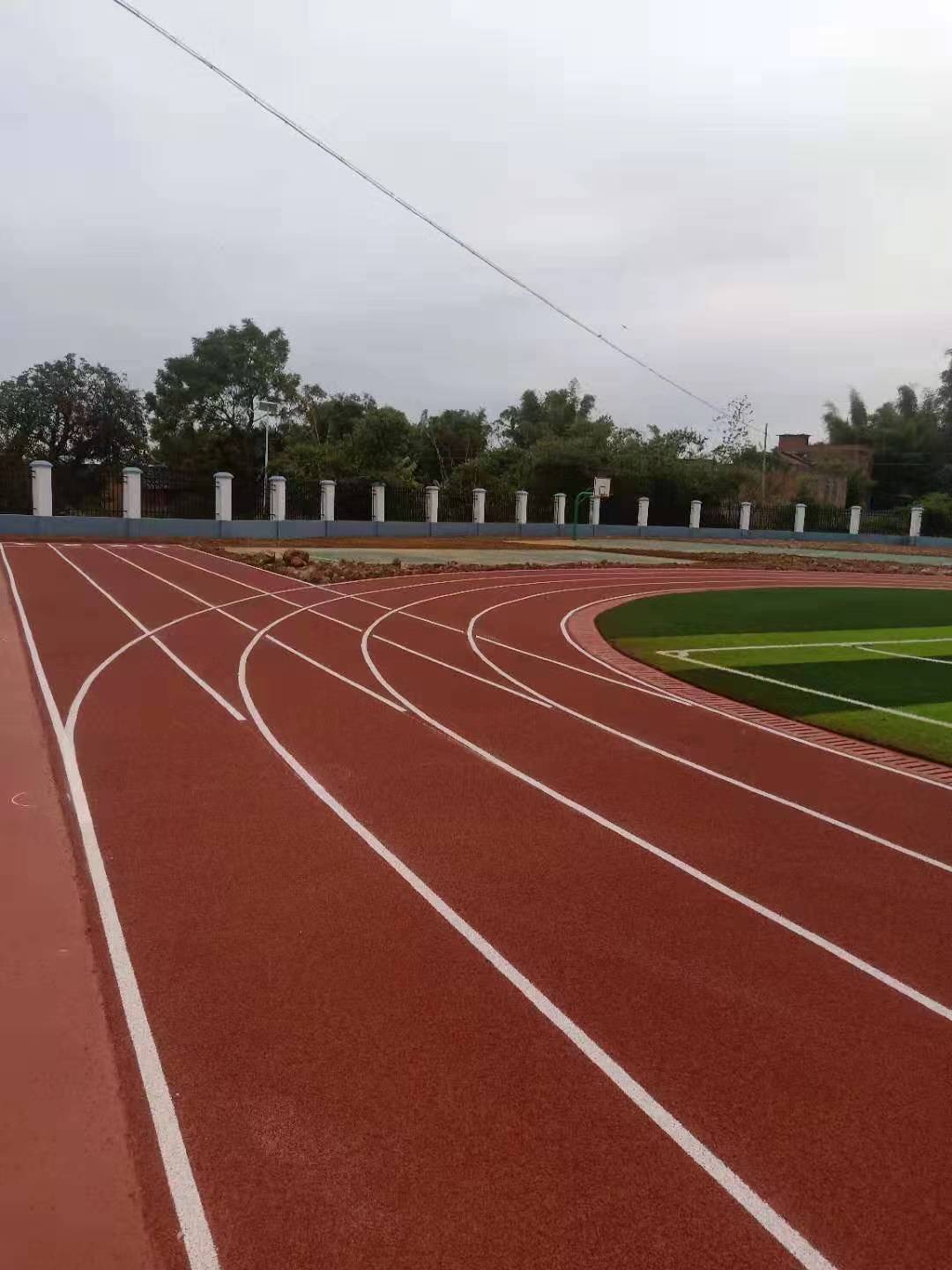 广西钦州古秀小学透气型塑胶跑道(图2)