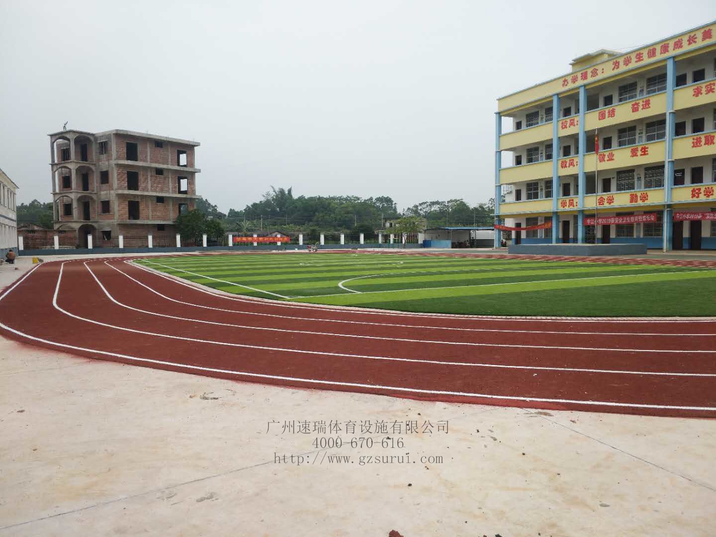 广西钦州某小学透气型塑胶跑道面层场地竣工“速瑞体育”
